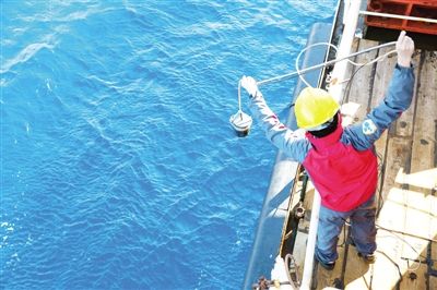 科學(xué)調(diào)査船「向陽紅10」、深海沈積物?微生物培養(yǎng)システムを回収