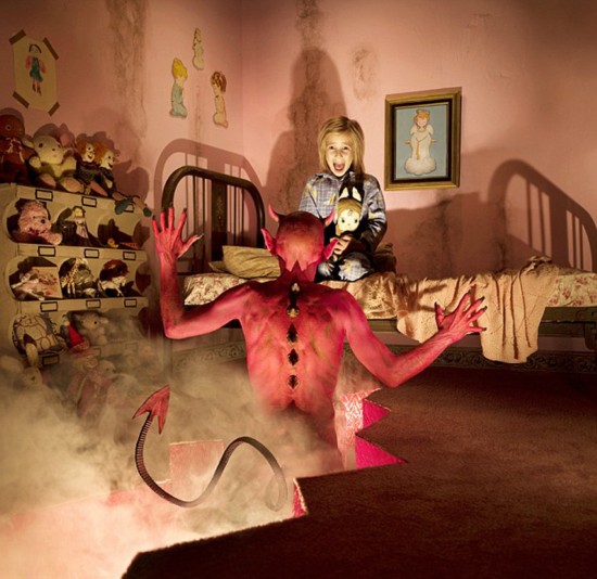 米國(guó)のカメラマン、我が娘をモデルにホラー寫真を撮影