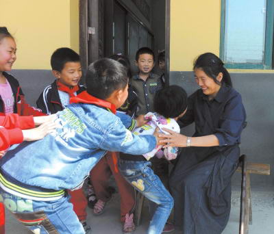 ポリオを患う女性教師、不自由な身體で教鞭を取り8年