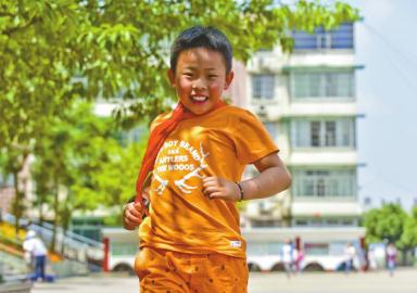 道端で大金を拾った8歳男児、その場で落とし主を待ち続ける　四川省