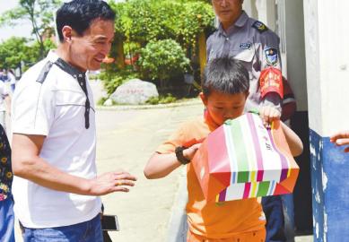 道端で大金を拾った8歳男児、その場で落とし主を待ち続ける　四川省