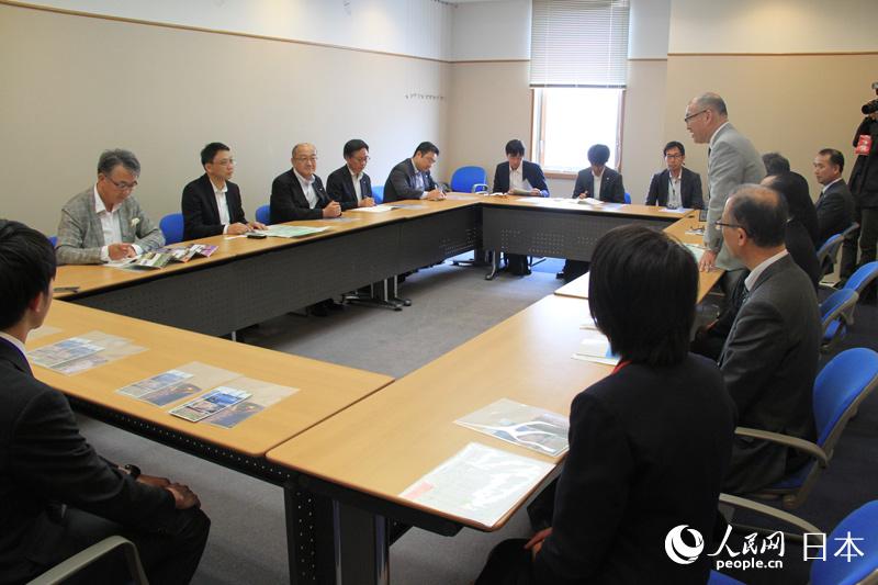 懇談會の様子。