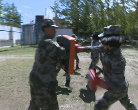 チベット女性兵士の訓(xùn)練　水に浸かり30キロ以上の丸太抱え腹筋