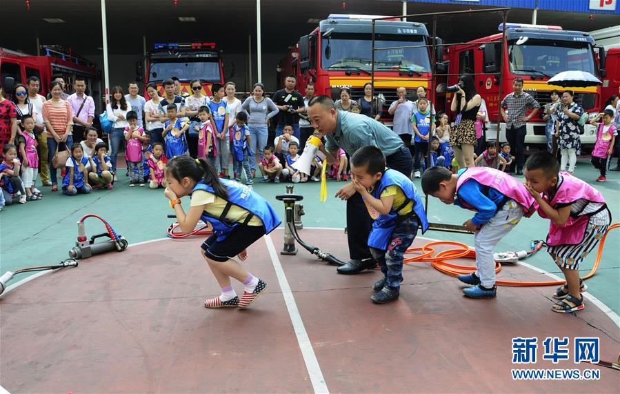 國際子供の日間近、消防署が子供向けの體験イベント　四川省