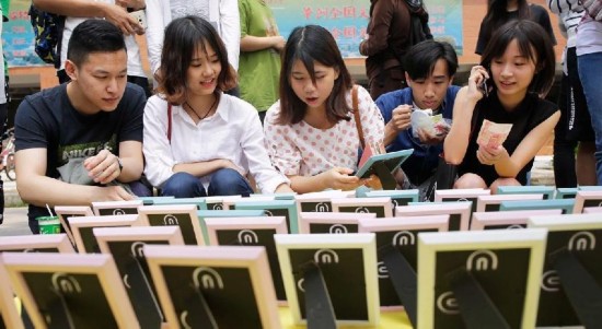 武漢大學(xué)卒業(yè)生が「桜の押し花」販売、數(shù)時(shí)間で１萬(wàn)元の売上げ