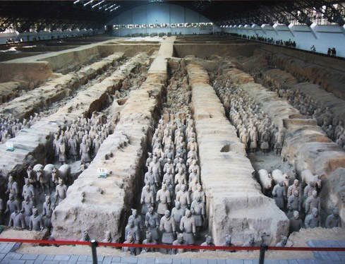 兵馬俑坑          西安篇——兵馬俑坑 ★  「初めて中國(guó)旅行に行くるのですが、どこが一番面白いですか？」と、聞かれることがよくあります。私はいつも「北京の萬(wàn)里の長(zhǎng)城と西安の兵馬俑坑は見(jiàn)たほうがいいですよ。」と答えています。★  日本にはない、大陸のスケールの大きさが一目で感じられるからです。★  最近は、當(dāng)時(shí)の彩色された兵馬俑坑を再現(xiàn)した畫像や、史記にもとづいた地下宮殿のイラストや模型をよく見(jiàn)かけますが、西安のガイドの語(yǔ)りの再現(xiàn)力にはかないません。★  現(xiàn)実に見(jiàn)られる兵馬俑坑と、ガイドがほんの少し味付けをした歴史ロマンに酔い、ちょっとしたタイムスリップが楽しめます。