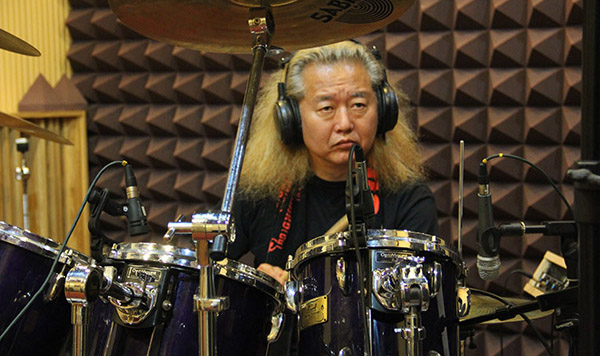 第23回「中國人になった」日本人ドラマー　ファンキー末吉さん　中國のロックミュージックが誕生して今年で30年を迎える。今回は、中國ロックの黎明期に北京を訪れ、四半世紀(jì)にわたって中國ロックの発展に貢獻(xiàn)し、外國人でありながら中國ロックの歴史に名を刻む日本人ドラマー、ファンキー末吉さんをご紹介したい。[日本語版]  [中國語版]  