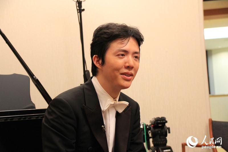 7日の公演を終えてインタビューを受けるユンディ?リー