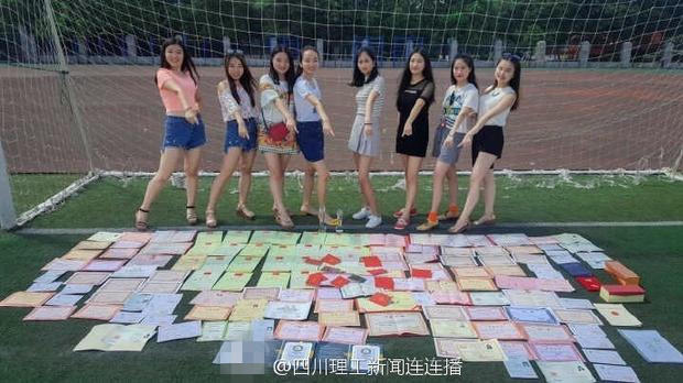 女子大生8人の卒業(yè)寫(xiě)真は百枚余りの証書(shū)と共に　四川省