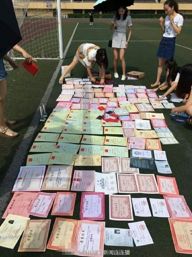 女子大生8人の卒業(yè)寫(xiě)真は百枚余りの証書(shū)と共に　四川省