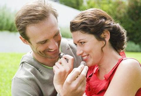 しあわせ太りは本當(dāng)、1年平均1.8キロ　英國調(diào)査