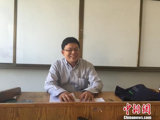 日本語を教える堀川さん。