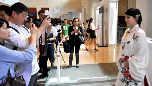 中國の伝統(tǒng)衣裝を著た美人ロボット、ダボス會議に登場