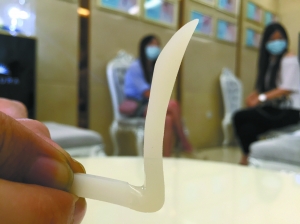 受験が終わり、整形に走る學生たち　男子も女子に引けを取らず