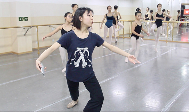 第24回北京で暮らすバレエ講師?竹田舞子「バレエの喜びを子供たちに」　　中國では、子供に習(xí)い事をさせるのが日本よりも熱心といわれ、北京市內(nèi)にも音楽や水泳、絵畫や外國語など、様々な子供教室が開講され活況を呈している。バレエや體操といった教室も人気で、今回は北京で講師として中國や日本をはじめ各國の子供たちにバレエの指導(dǎo)に勵む竹田舞子さんをご紹介したい。[日本語版]  [中國語版]  