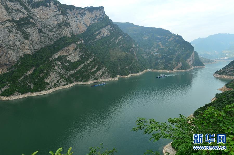 長(zhǎng)江 三峽          長(zhǎng)江 三峽クルーズ ★  長(zhǎng)江の重慶と三峽ダムの間にある3つの峽谷、瞿塘峽、巫峽、西陵峽を、船に宿泊し途中の観光地で下船観光しながらクルーズすることを三峽クルーズといいます。★  この三峽クルーズのツアーが、日本で一大ブームとなったのが1993年から1998年ごろ。當(dāng)時(shí)日本の旅行社は「さよなら三峽」と題して、三峽クルーズのツアーを売りに売りました。★  2003年第二期工事完成以降、水位が上がり重慶に8000ｔ級(jí)の船も航行できるようになりました。6階建てエレベーター付きの豪華大型客船。全室バルコニーやバスタブ付きで部屋もまるでホテルのように広い。★  20年前の大ブームの時(shí)代、大學(xué)の日本語(yǔ)學(xué)科を卒業(yè)し、重慶の旅行社に入社した若者は、約5年間、三峽のシーズンはほとんど毎日、日本人のお客様を連れて船に乗っていました。この若者は船內(nèi)でザーサイを販売することを思いつきました。