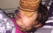 顔に食パンタワー！ベッドを占拠された姉のナイスな報復