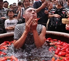 唐辛子に浸かりながら早食い！雲(yún)南で唐辛子三昧のイベント