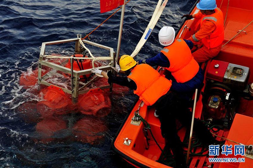 有人深海潛水艇「彩虹魚號」、南中國海で投入