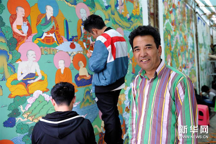 現(xiàn)場(chǎng)で巨大タンカを製作するニマ氏（7月20日撮影）。