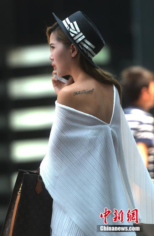 街行く美女も涼しげなセクシースタイルに「高溫オレンジ注意報」の重慶