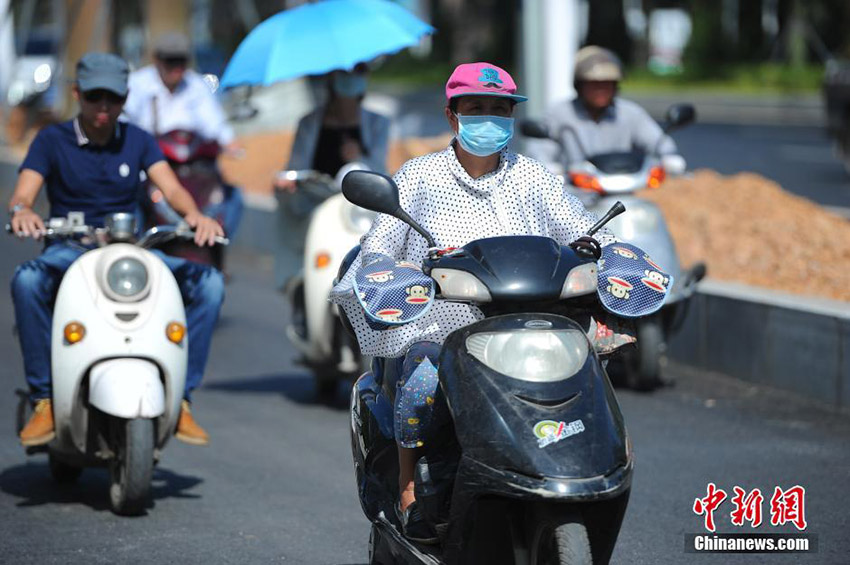 中國(guó)南方の多數(shù)地域で猛暑　市民は水遊びで暑気払い