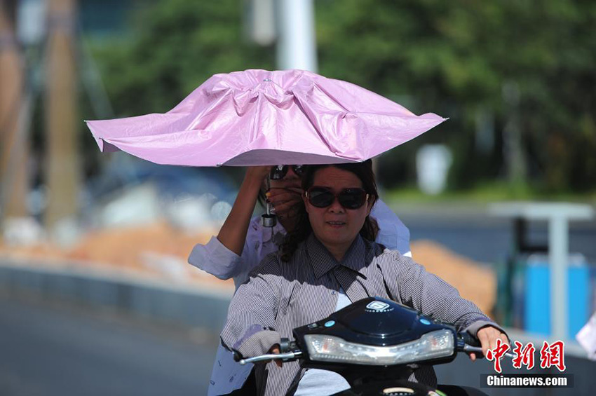 中國南方の多數(shù)地域で猛暑　市民は水遊びで暑気払い