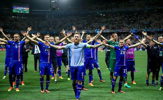 前足をあげてバンザイポーズをとる貓登場(chǎng)！