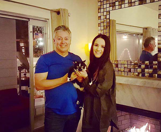 前足をあげてバンザイポーズをとる貓登場(chǎng)！