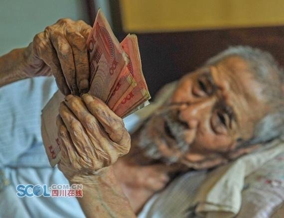 銀行員時(shí)代を忘れられず、毎日お金を數(shù)える103歳 