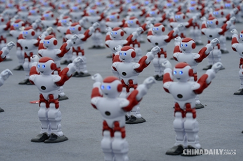 青島ビール祭りに1007臺のロボットが集団ダンス、ギネス記録更新