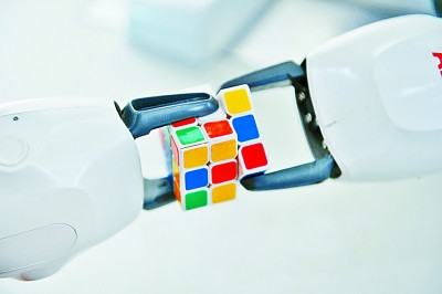 青島ビール祭りに1007臺(tái)のロボットが集団ダンス、ギネス記録更新