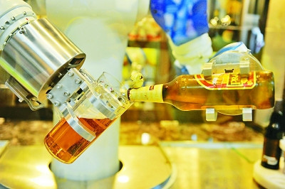 青島ビール祭りに1007臺(tái)のロボットが集団ダンス、ギネス記録更新