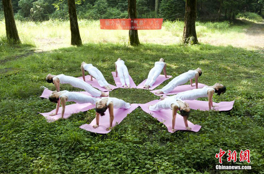 自然に囲まれて、見た目も涼しげな青空ヨガ　浙江省