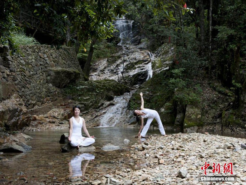 自然に囲まれて、見た目も涼しげな青空ヨガ　浙江省