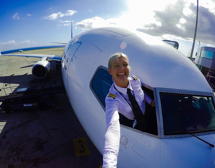 美人パイロットが世界各地で自撮り寫真　ネットで有名人に