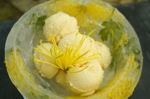 花や果物を氷の中に！夏にぴったりな涼しげレシピ