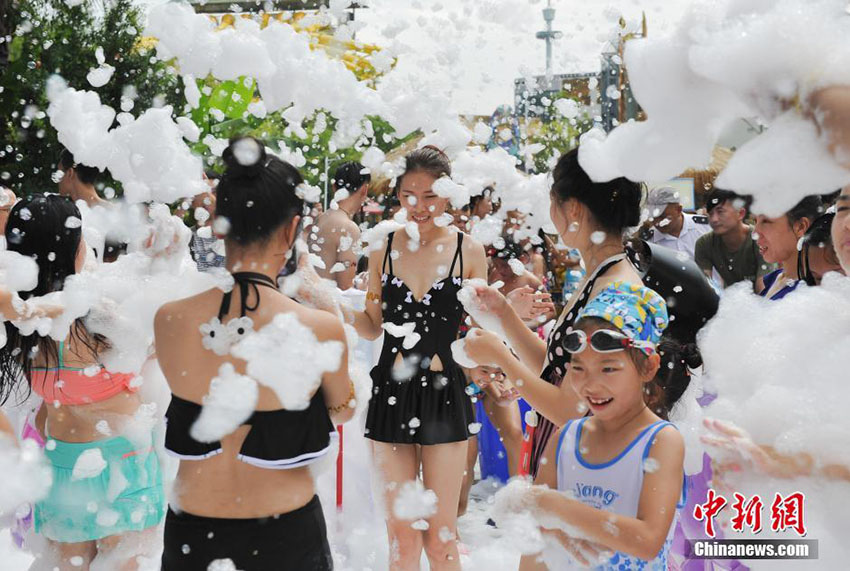 大量の泡に大はしゃぎ　今までにない涼しい夏のひととき　武漢