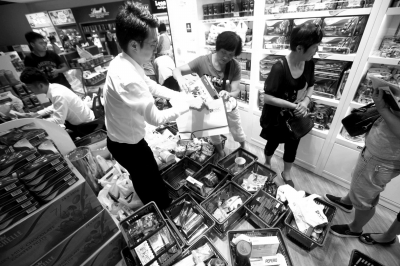 上海最大の免稅店オープン　初日から大行列