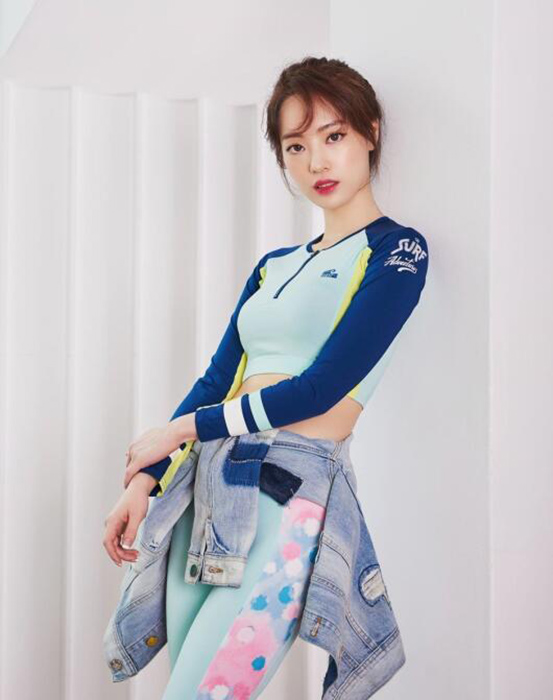 スタイル抜群の美人コーチ、ヨガのポーズで健康美を表現(xiàn)　韓國(guó)