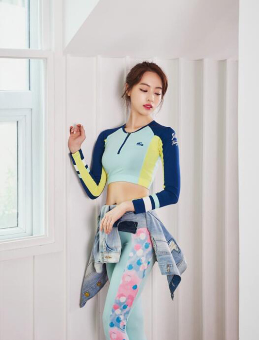 スタイル抜群の美人コーチ、ヨガのポーズで健康美を表現(xiàn)　韓國