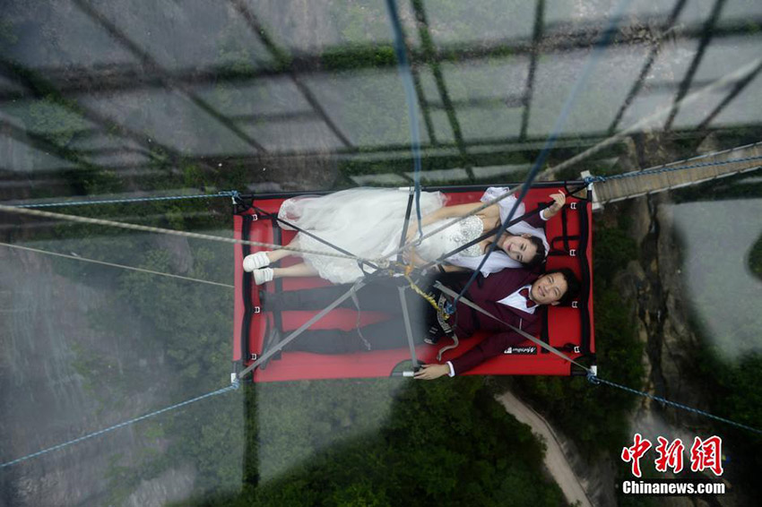 七夕節(jié)に90年代生まれの夫婦が空中で結(jié)婚式　湖南省