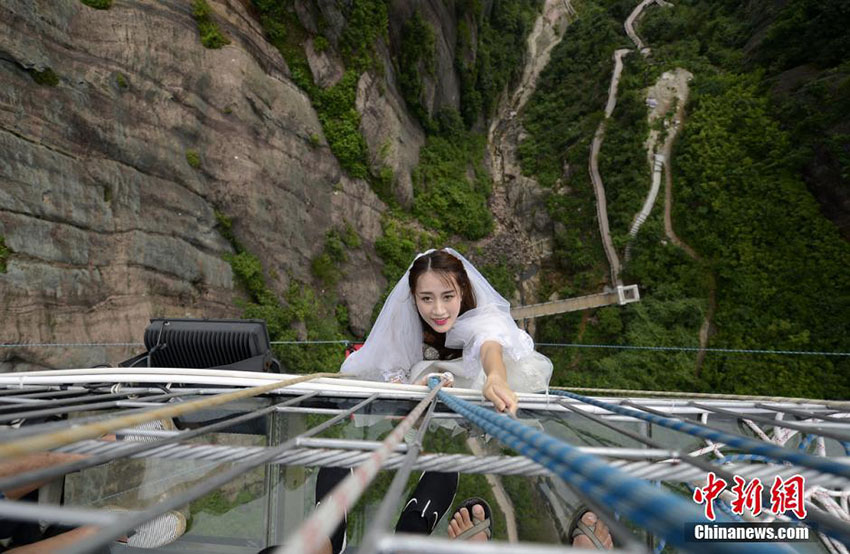 七夕節(jié)に90年代生まれの夫婦が空中で結(jié)婚式　湖南省