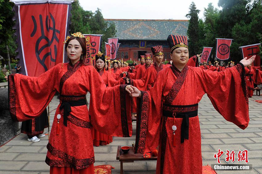 山西省百年文廟で若者たちが中國の伝統(tǒng)的な結(jié)婚式を披露