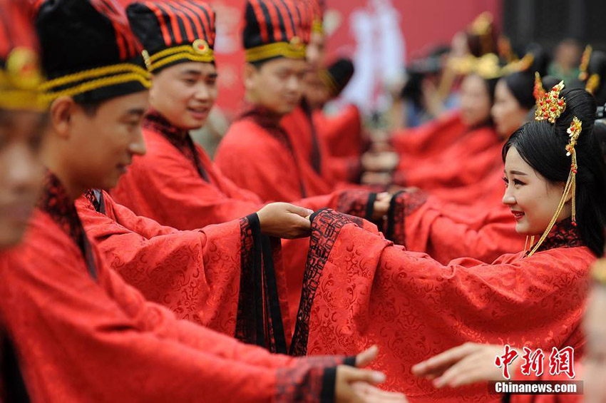 山西省百年文廟で若者たちが中國の伝統(tǒng)的な結(jié)婚式を披露