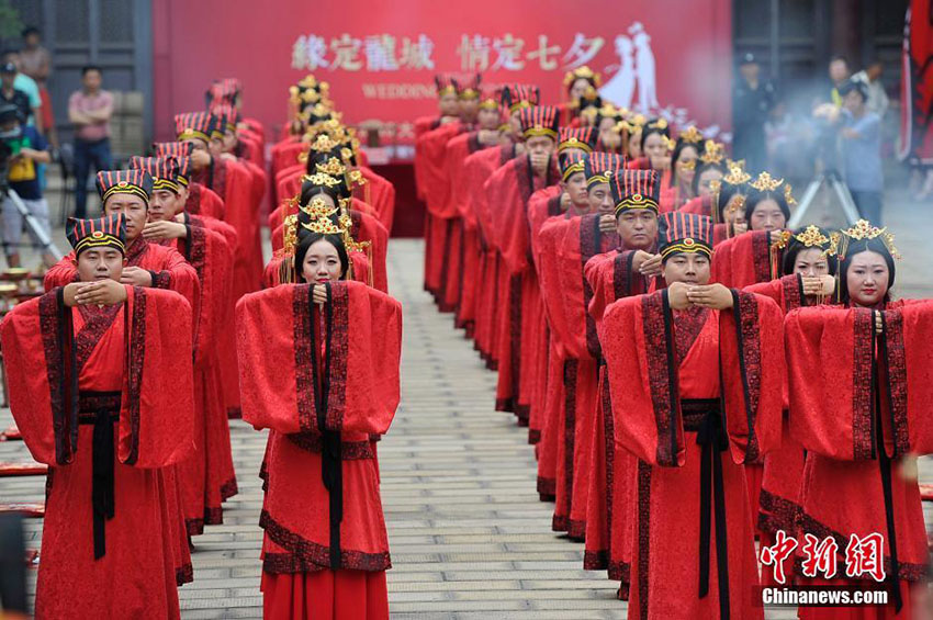 山西省百年文廟で若者たちが中國の伝統(tǒng)的な結(jié)婚式を披露