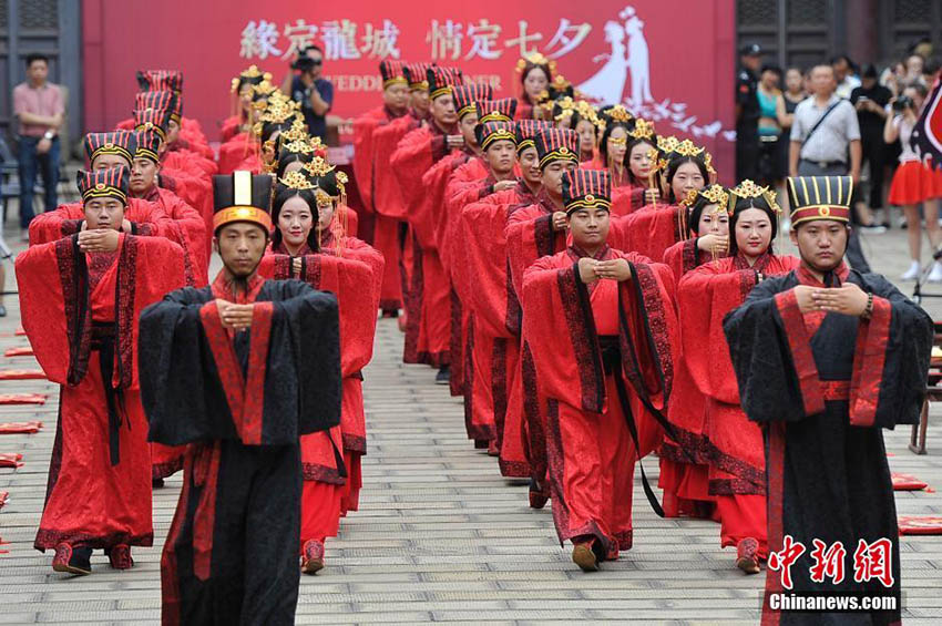 山西省百年文廟で若者たちが中國の伝統(tǒng)的な結(jié)婚式を披露