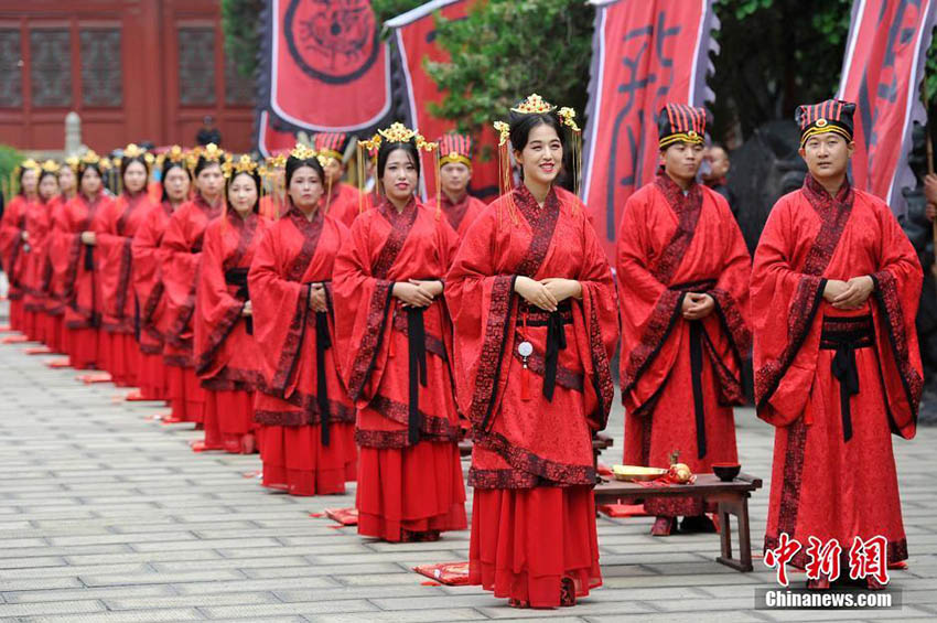 山西省百年文廟で若者たちが中國(guó)の伝統(tǒng)的な結(jié)婚式を披露