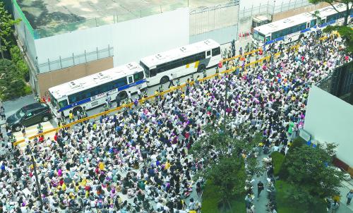 在韓日本大使館前で二千人が集結(jié)し、慰安婦強(qiáng)制連行の謝罪を要求