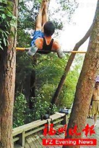 30秒で鉄棒30回転する63歳 ネットユーザー「五輪金メダリストを超える」